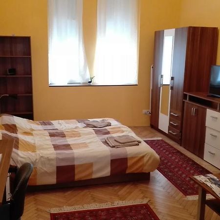 Cute Apartment Close To The Center Будапеща Екстериор снимка