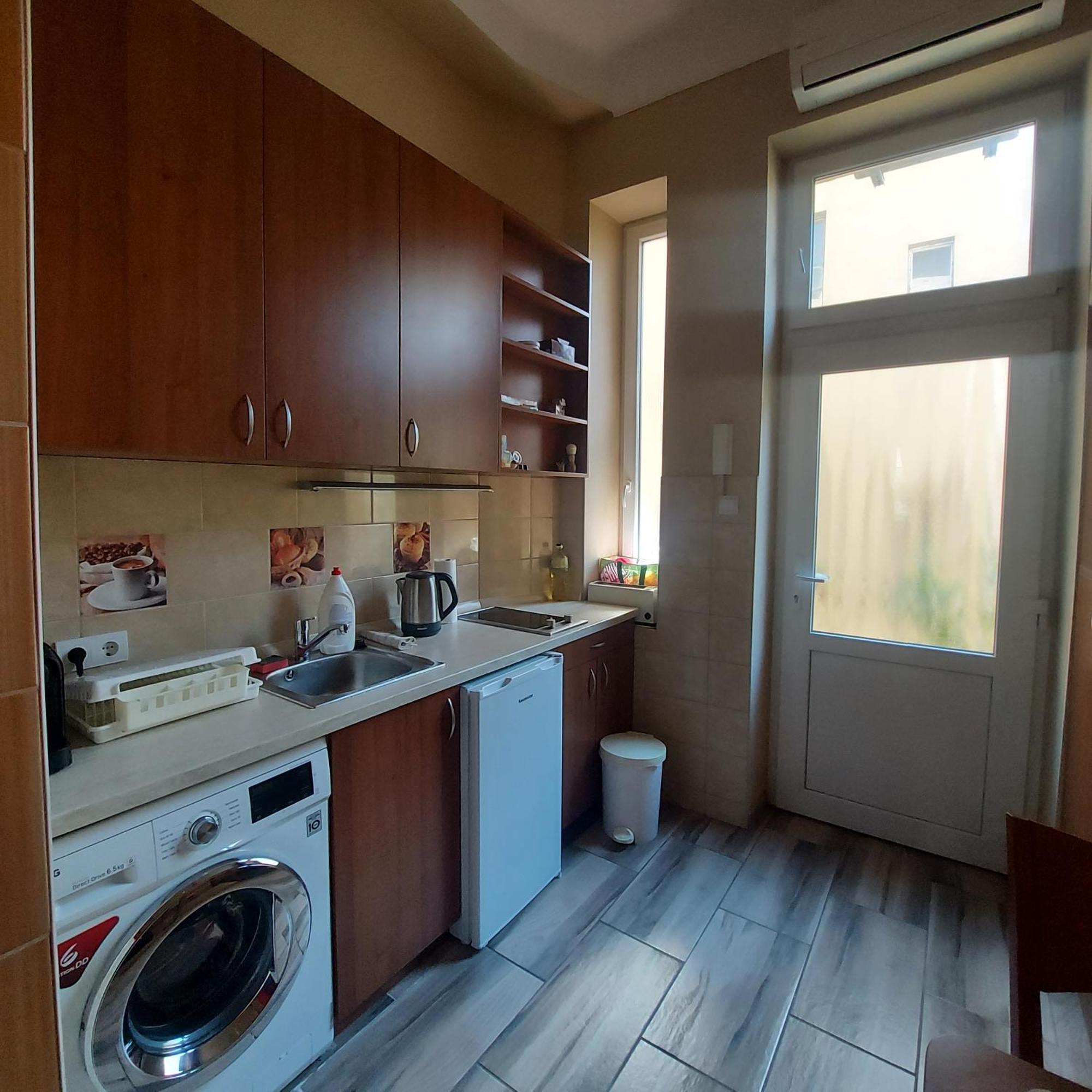 Cute Apartment Close To The Center Будапеща Екстериор снимка